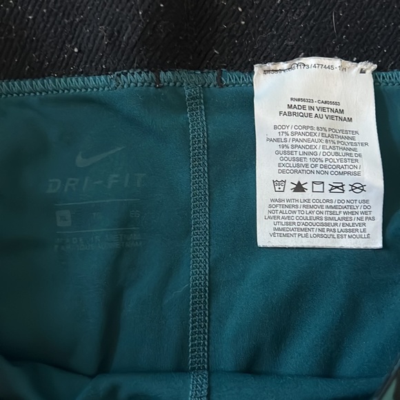 Nike Pros - Picture 2 of 3